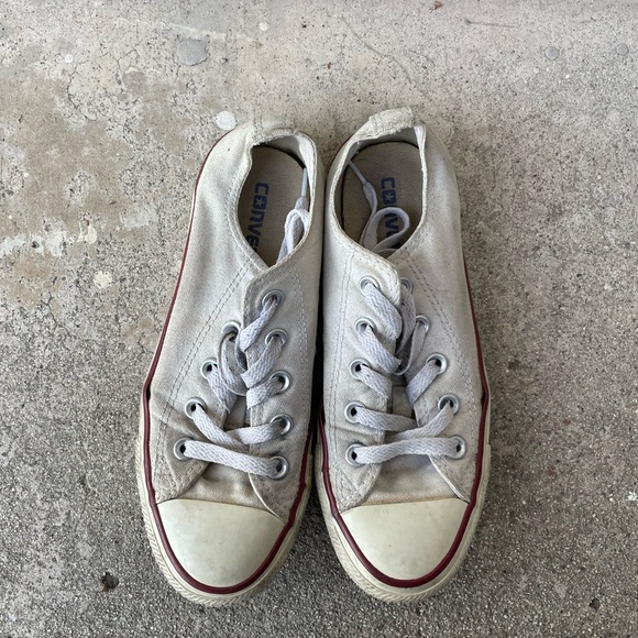 White converse (4 men’s/ 6 women’s) - Picture 2 of 3
